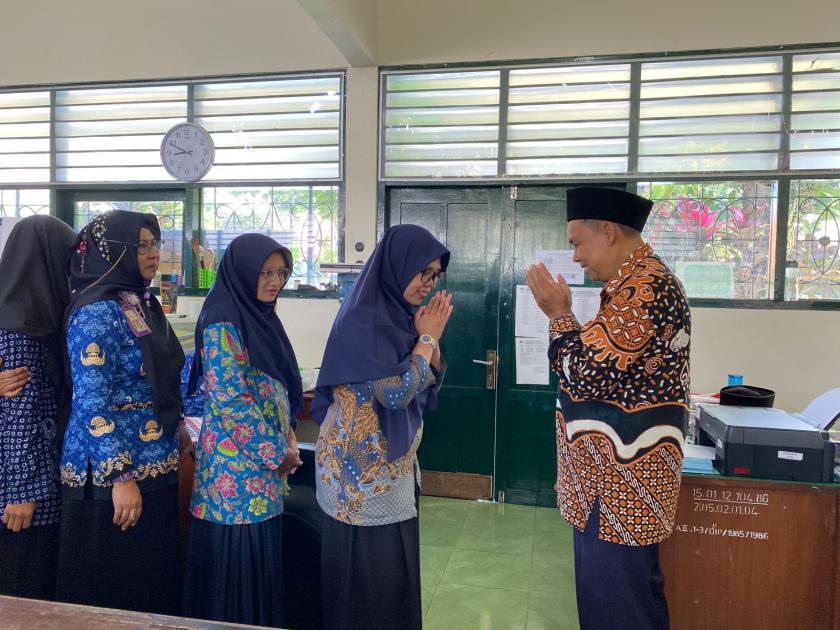 Perpisahan Purnatugas Guru IPA di MTs Negeri 3 Sleman Berlangsung Haru