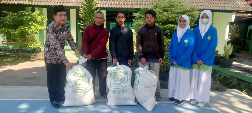 Pembagian Zakat MTsN 3 Sleman Dorong Kepedulian Sosial