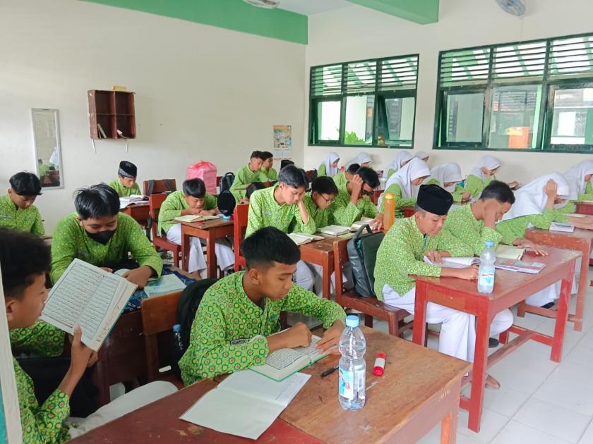 Peringatan HAB Ke-79, MTs N 3 Sleman Khatamkan Alquran Bersama