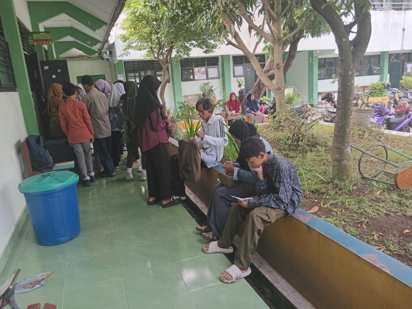 Hari Kedua PMBM MTsN 3 Sleman Semakin Ramai, Verifikator Dituntut Cermat dalam Memeriksa Berkas