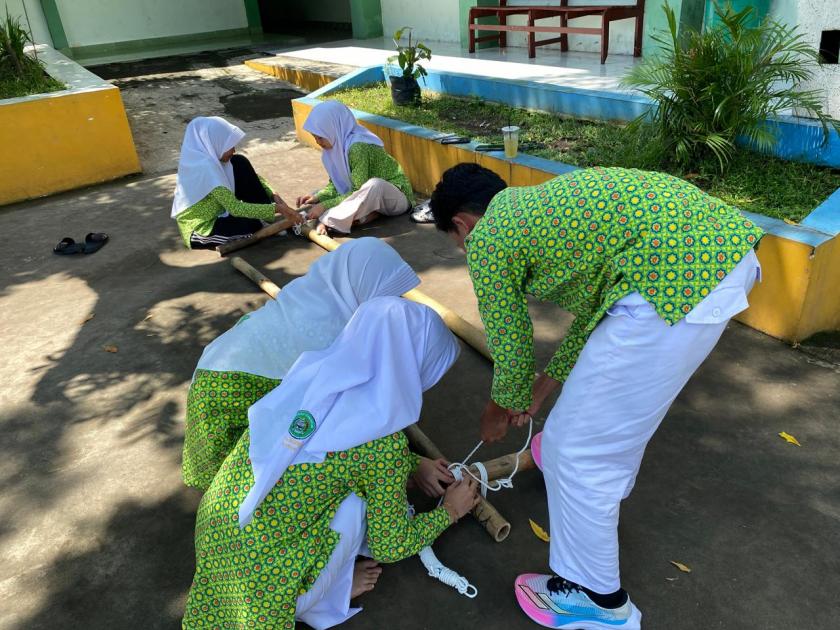 Jelang Lomba di STM Pembangunan, Tim PMR MTsN 3 Sleman Intensifkan Latihan