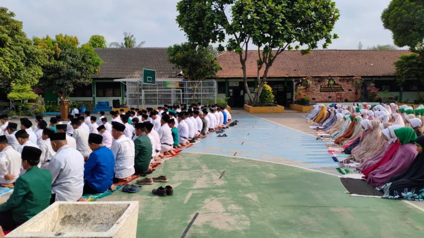 Mohon Hujan di Tengah Kekeringan, Civitas Akademika MTsN 3 Sleman Gelar Salat Istisqo Bersama