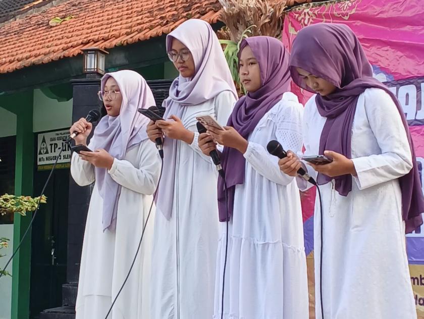 Empat Bahasa, Satu Panggung: Siswa MTsN 3 Sleman Tampil Percaya Diri di Hadapan Orang Tua