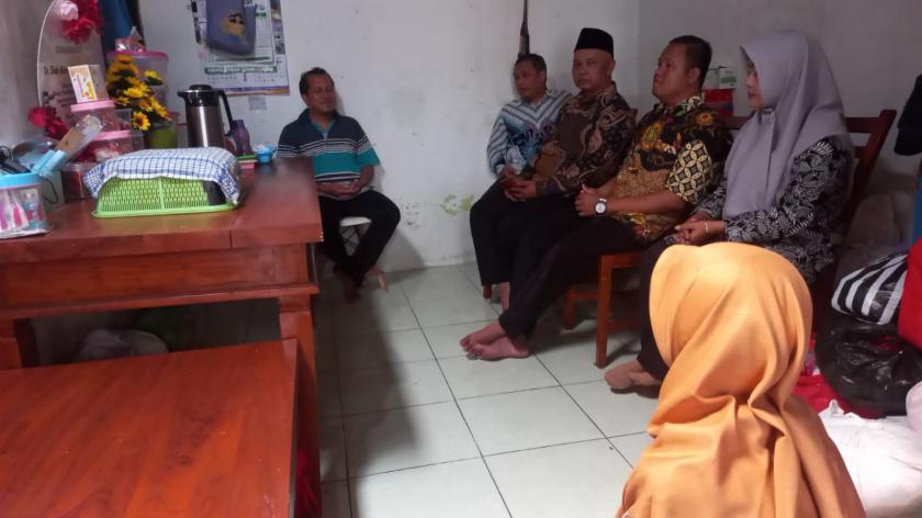 Penuh Kekeluargaan, Kamad dan Guru MTsN 3 Sleman Jenguk Bapak Drajad Wisnu Wibowo di Minomartani