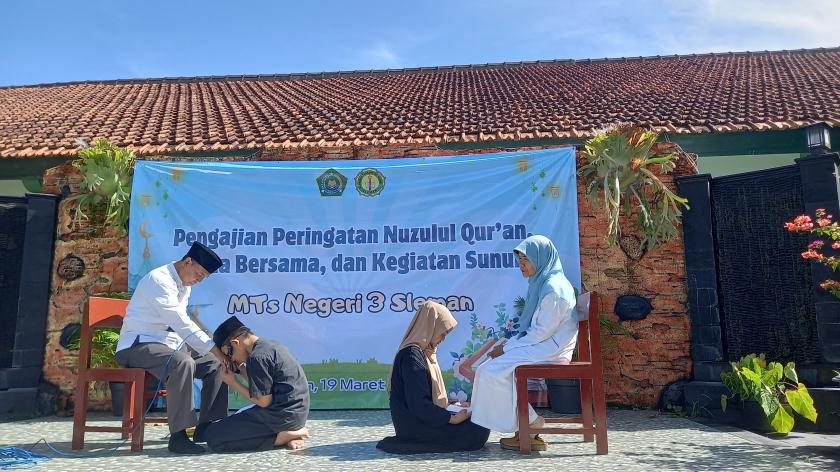 Lestarikan Budaya Adiluhung, MTs Negeri 3 Sleman Praktikkan Sungkeman
