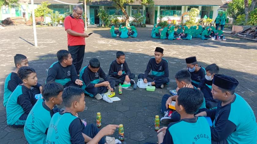 Wujudkan Siswa Cerdas dan Sehat, MTsN 3 Sleman Rutinkan Program Sarapan Bersama