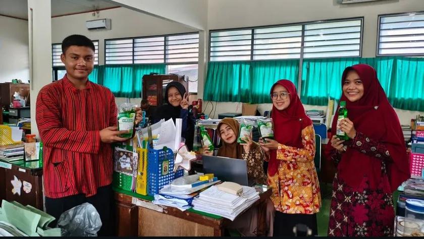 Kreatif! Alumni MTsN 3 Sleman Kembali ke Madrasah, Promosikan Produk Sabun Cuci Piring 
