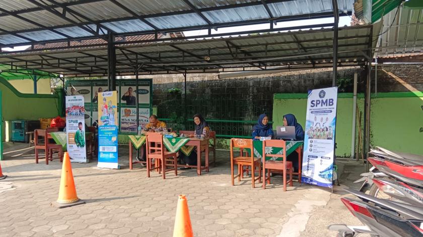 Kuota Terbatas, Ratusan Pendaftar MTsN 3 Sleman Terpaksa Cabut Berkas; 10 Sekolah Mitra Buka Stand Tampung Siswa