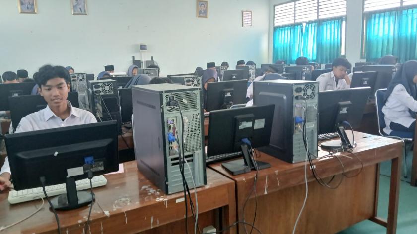 Pelaksanaan PP TKA–TKA D) tingkat Kabupaten Sleman di MTsN 3 Sleman Hari Kedua berjalan lancar