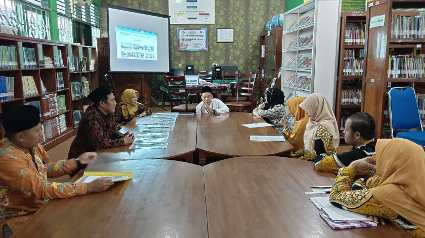 Tim Monev Kehumasan Kanwil Kemenag DIY Puji Humas MTsN 3 Sleman