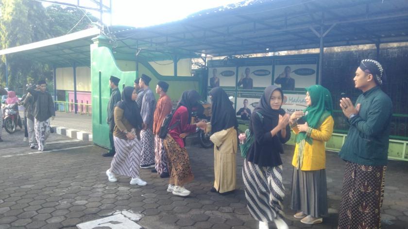 Sejukkan Hati, Sambut Mentari MTs Negeri 3 Sleman Libatkan Siswa Siswi