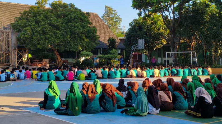 Beri Materi Wawasan Lingkungan: Takmir Masjid Nurul Qolbi Beri Pembimbingan bagi Murid MTsN 3 Sleman 