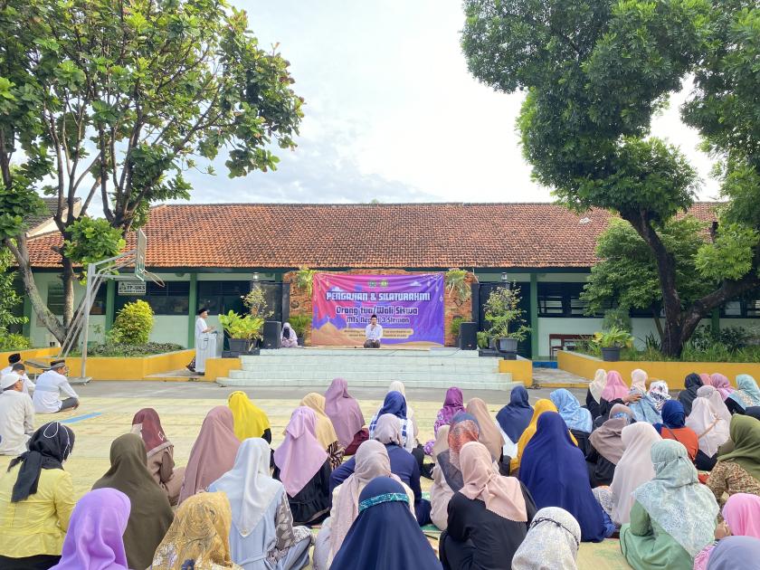 Pengajian Wali Siswa MTs Negeri 3 Sleman Tekankan Cara Mendidik Anak