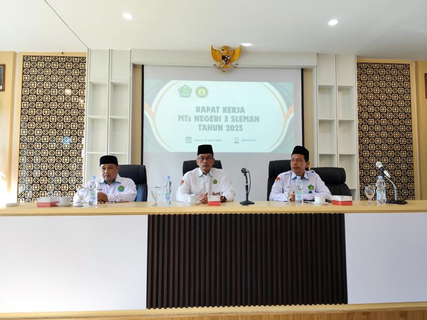 Kepala Kantor Kementerian Agama Kabupaten Sleman Buka Rapat Kerja MTs Negeri 3 Sleman Tahun 2025