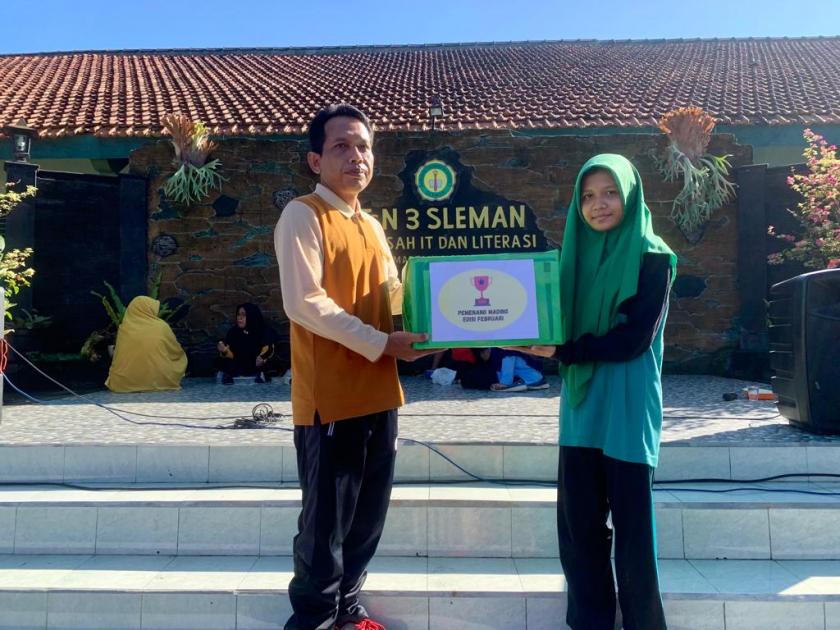 Galakkan Literasi, MTsN 3 Sleman Kembali Berikan Reward Penyaji Mading Terbaik