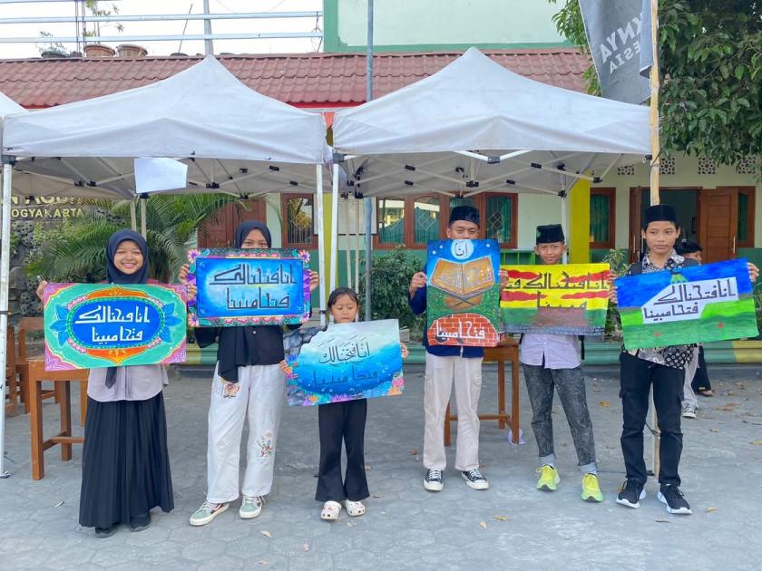 Torehkan Karya Elok dan Menawan, Enam Siswa MTsN 3 Sleman Berlaga di Festival Kaligrafi ke-13 Se-Jawa