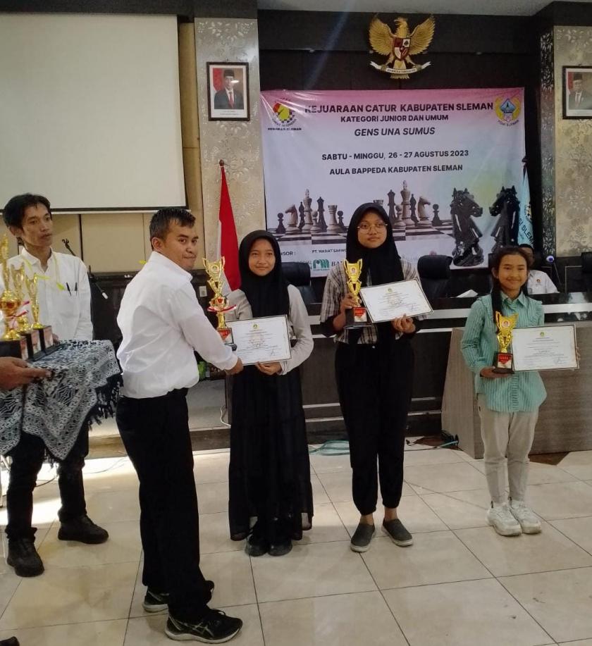 MTsN 3 Sleman Sabet Emas Kejurkab Catur