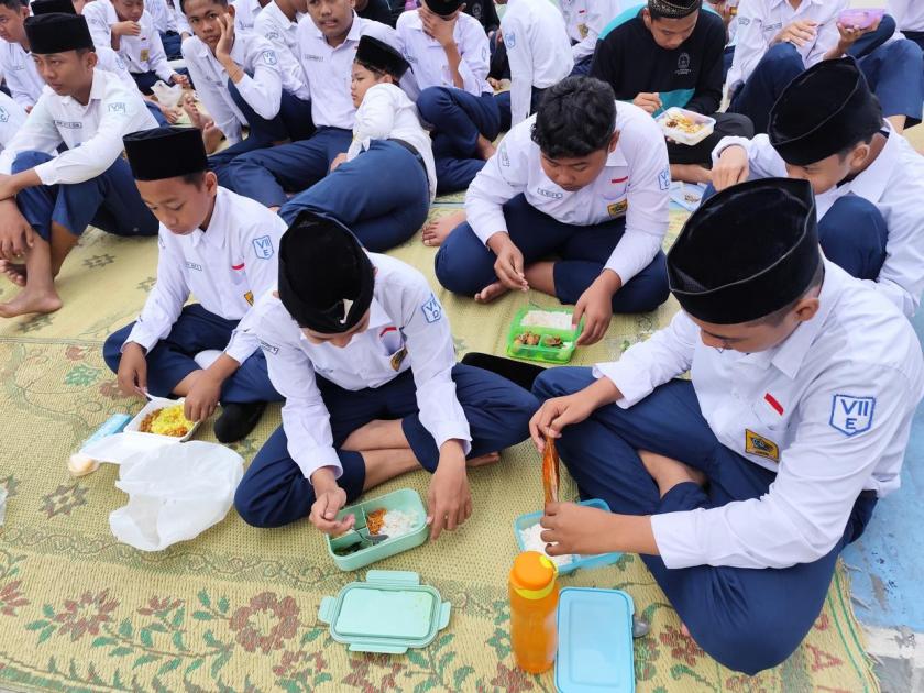 Peduli Sehat Jiwa Raga, MTs Negeri 3 Sleman Gelar Makan Bersama