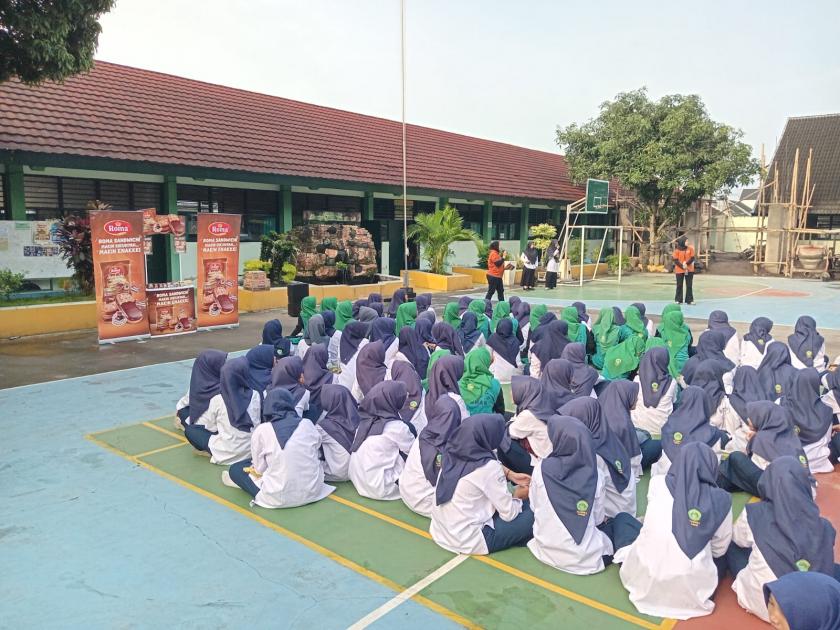 Bukan Sekadar Camilan: Mayora Hadirkan Rasa, Ceria, dan Kebersamaan di MTsN 3 Sleman