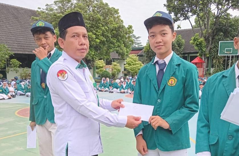 Rayakan Tujuhbelasan, MTsN 3 Sleman Bagikan Hadiah Pojok Baca