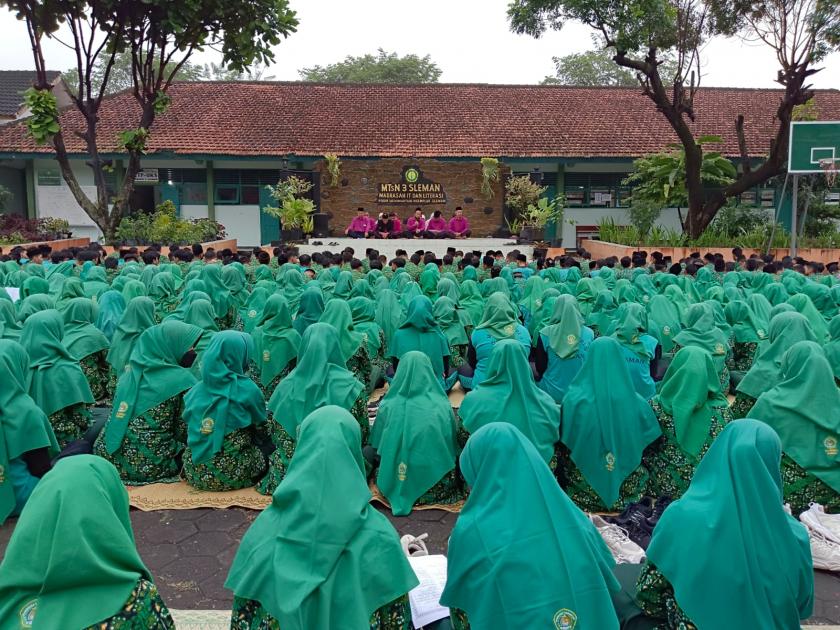 MTsN 3 Sleman Gelar Mujahadah Jumat Pagi