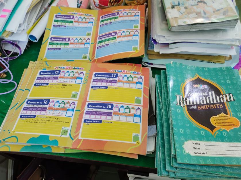 Tunjukkan Perhatian, Wali Kelas Bubuhkan Paraf pada Buku Pantauan Ramadan