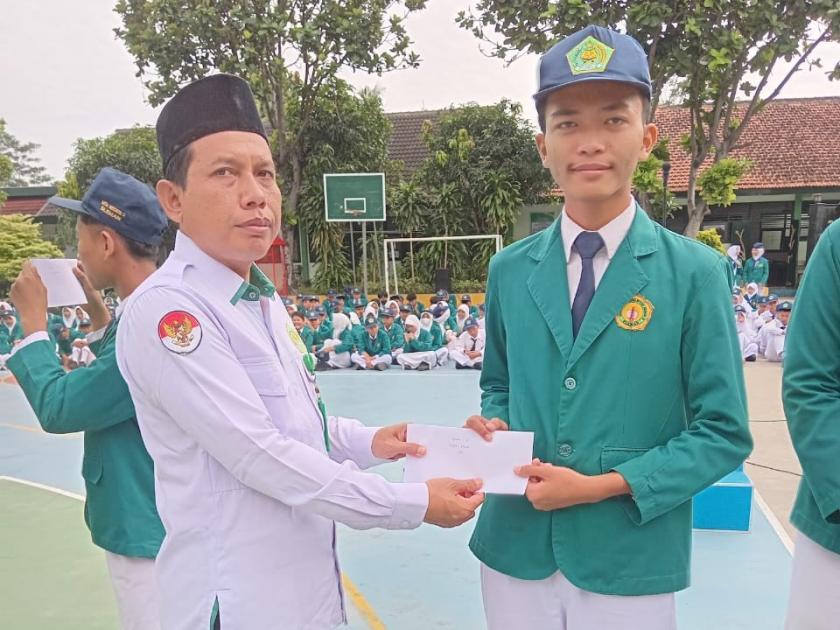 Bagikan Reward PBB Mata Tertutup, Disambut Meriah Para Pemenang