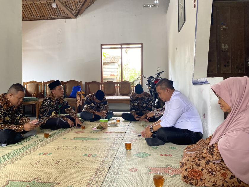 Turut Berduka, Guru-Pegawai MTs Negeri 3 Sleman Takziah