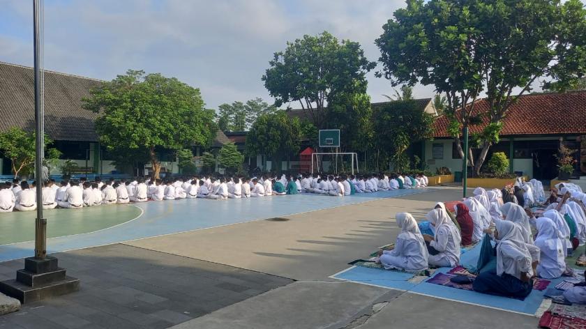 Doa Mengalir dari MTs Negeri 3 Sleman: Salat Gaib untuk Ayahanda Siswa Kelas VIII C