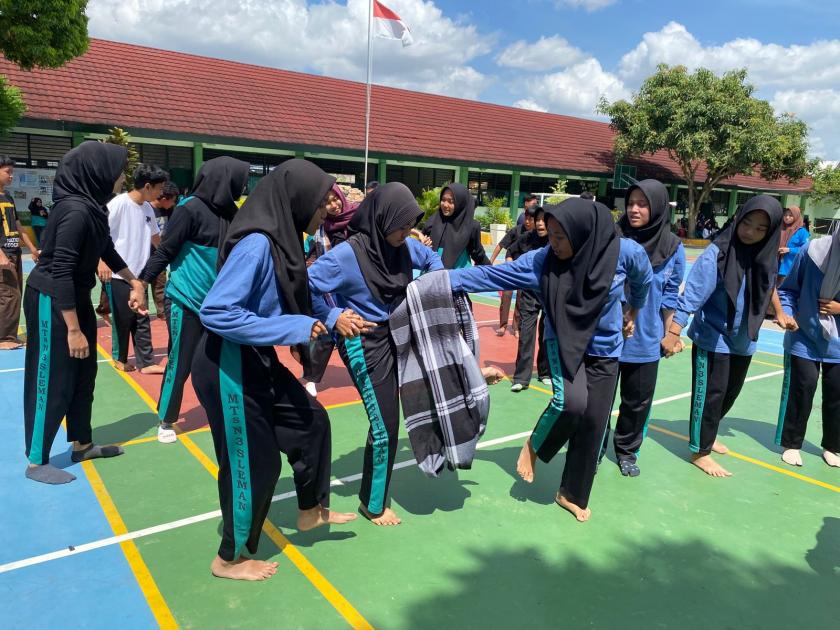 Gegap Gempita Estafet Sarung, Murid MTs Negeri 3 Sleman Berlomba Penuh Semangat