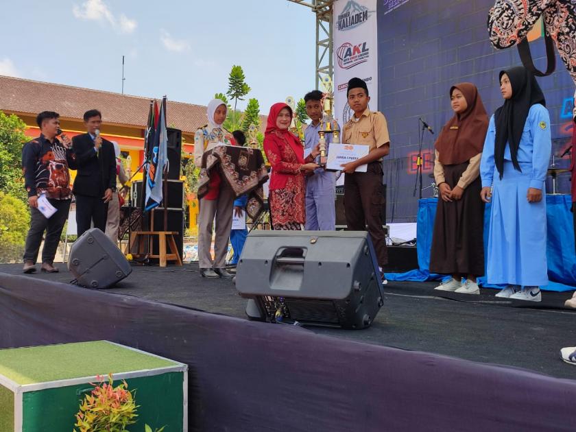 Tekuk Lawan, Tim Voli Putra MTsN 3 Sleman Raih Juara 1