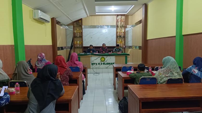 Penuh Semangat dan Kompak, Rapat Paguyuban Orang Tua Siswa MTs N 3 Sleman Membahas Agenda Penyerahan Siswa Kelas 9