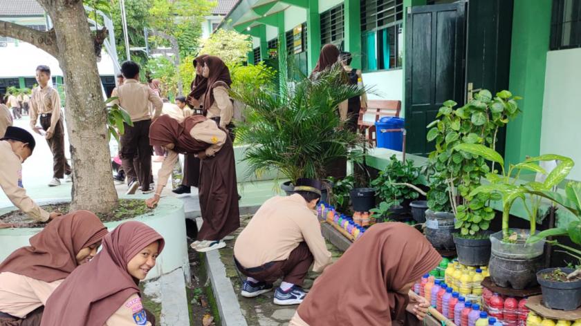 Sambut Bulan Ramadan 1445H, MTsN 3 Sleman Giat Kerja Bakti Lingkungan Madrasah