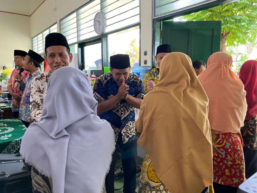 Guru dan Pegawai MTs Negeri 3 Sleman Akhiri Kegiatan Ramadan dengan Bersalam-salaman