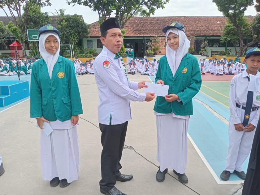 Serunya Lomba Kugeruk Galon, MTs Negeri 3 Sleman Kukuhkan Sang Juara