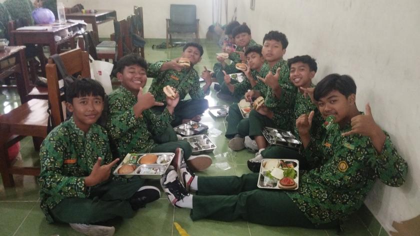 Variatif, Burger Menu Favorit MBG Bangkitkan Semangat Belajar