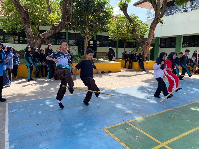 Junjung Suportivitas, Siswa MTs Negeri 3 Sleman Adu Kekompakan pada Lomba Estafet Tongkat