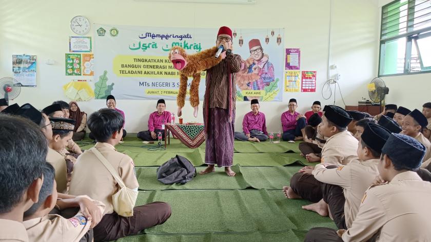 Peringati Isra Miraj, MTsN 3 Sleman Hadirkan Pendongeng Nasional