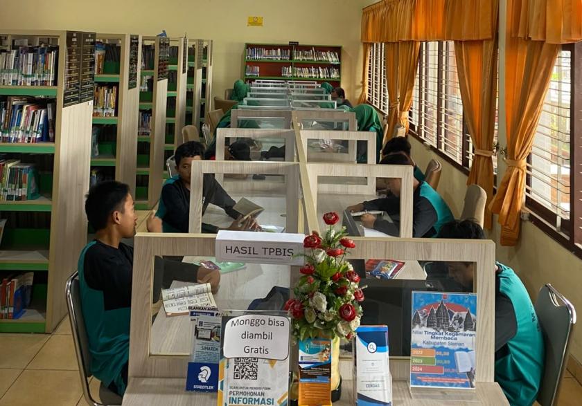 Asah Minat Baca dan Literasi, Siswa MTsN 3 Sleman Ikuti Sesi Resensi Buku Mini di Perpusda Sleman