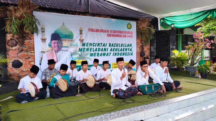 Harlah ke-58 MTsN 3 Sleman Semakin Meriah dengan Penampilan Hadroh Siswa 