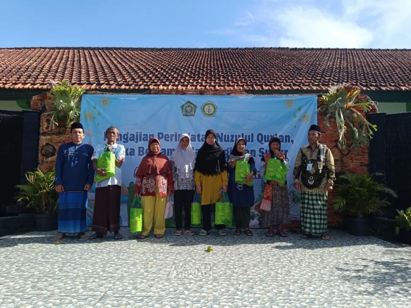 Kepala MTs Negeri 3 Sleman Bagikan Bingkisan Bakti Sosial Secara Langsung