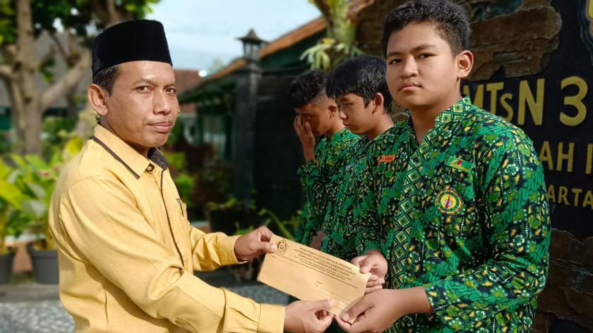 Apresiasi Siswa Berprestasi, MTsN 3 Sleman Bagikan Reward.