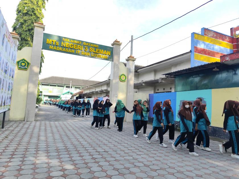 Siswa MTsN 3 Sleman Ikuti Jalan Sehat Kenali Lingkungan Sekitar