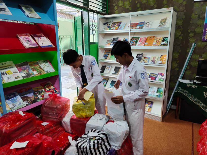 Perpustakaan Daarus Saqofah Bagikan Buku Paket kepada Siswa MTs Negeri 3 Sleman