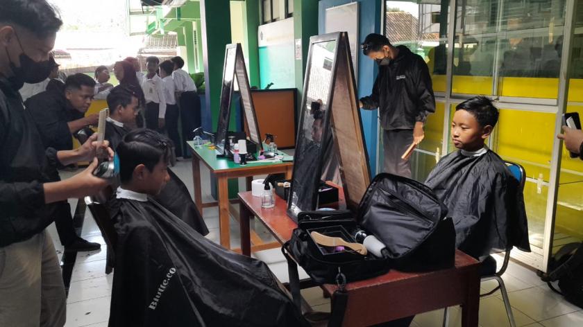 Jadikan Rambut Rapi Estetik, MTs N 3 Sleman Gelar Sedekah Cukur Gratis Bersama Arfa Barber Academy