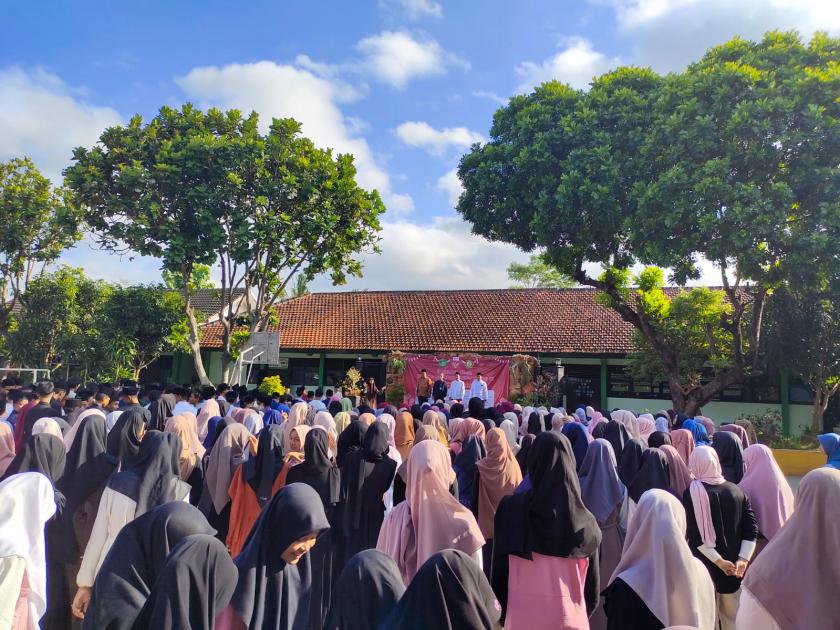 Penuh Semangat, Dirigen Fatimah Azahra  Pimpin Lagu Indonesia Raya