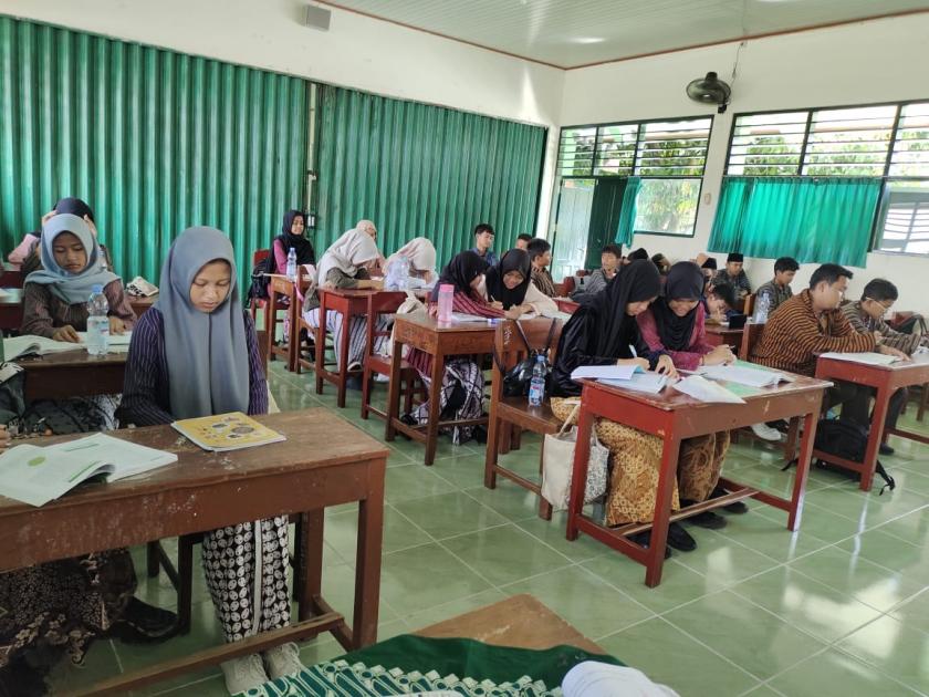Berbusana Adat, Siswa MTs Negeri 3 Sleman Belajarnya Tetap Semangat