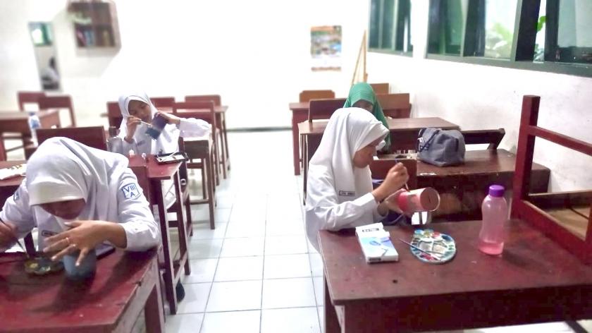 Ekstrakurikuler Kaligrafi MTs Negeri 3 Sleman Praktikkan Ragam Hias Kaligrafi