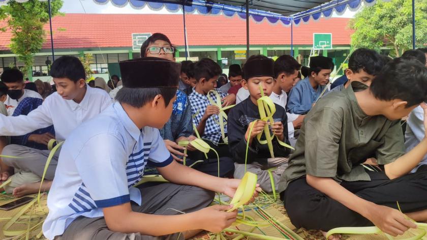 Wariskan Budaya Sungkem dan Janur, MTsN 3 Sleman adakan Literasi Sunur