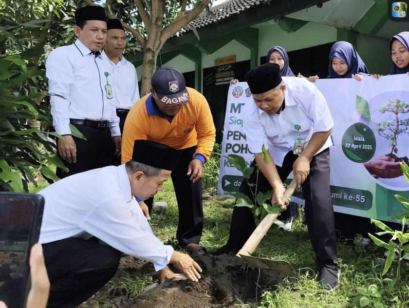 Wujudkan Kesadaran Ekologi, MTs Negeri 3 Sleman Tanam Pohon Bersama